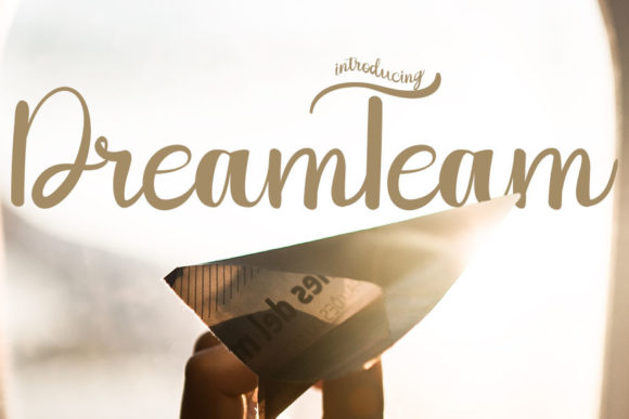 DreamTeam: A Handwritten Font for Modern Editorial Design